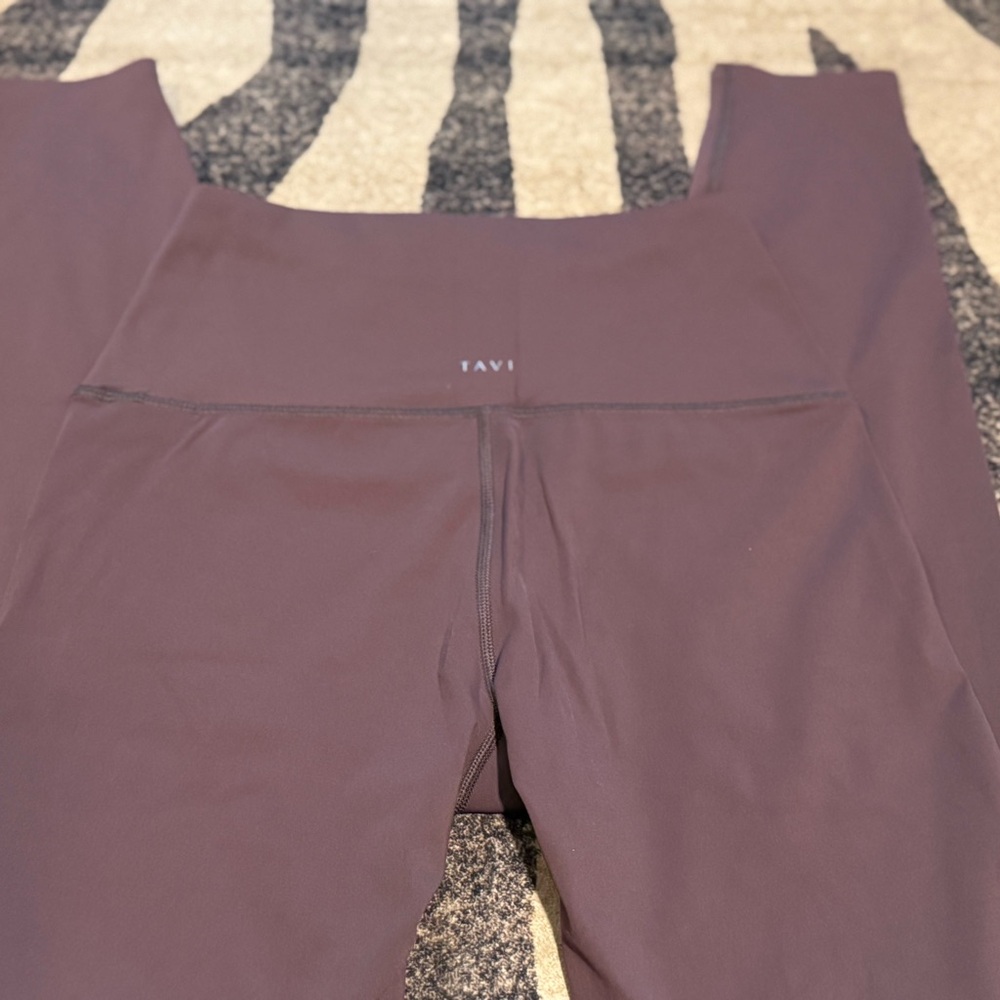 TAVI Active Leggings in plum